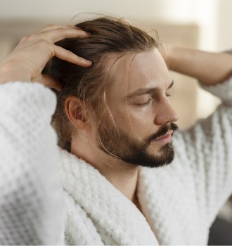 Combattere la cute grassa e la caduta dei capelli