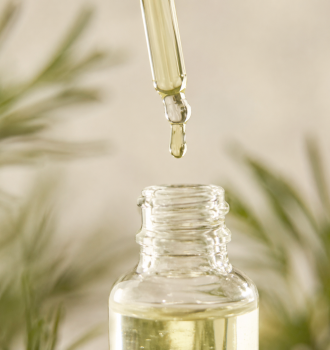 Olio di rosmarino per capelli: il rimedio della nonna dietro il trend dell'hair oiling